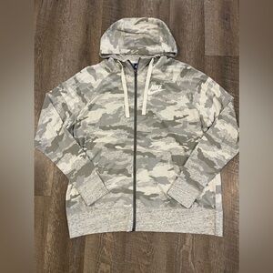 Nike Women’s 2X Vintage Camo Lightweight Zip Up Jacket
